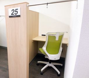高機能チェアーなので、長時間でも疲れません。座面の幅を調整できる点が女性に人気。 - 自習室 KAKOI 巣鴨駅前店 指定席：24番（半個室ブース）の室内の写真
