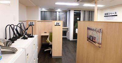 自習室 KAKOI 巣鴨駅前店 指定席：24番（半個室ブース）の室内の写真