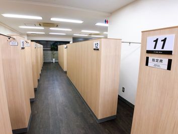 自習室 KAKOI 巣鴨駅前店 指定席：24番（半個室ブース）の室内の写真