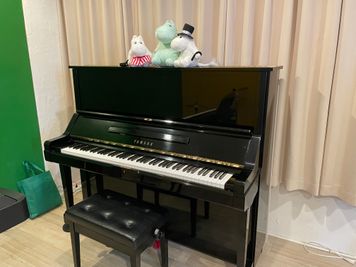 アップライトピアノ
(有料：500円／回) - スタジオ金魚鉢 配信もできる音楽ルームの設備の写真