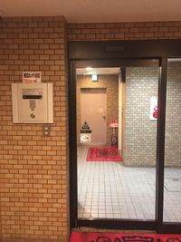 左のパネルの部屋番号を押すキーの下に鍵穴が有り、ドアが開きます。 - Rental Space DECO 御徒町＆新御徒町 🌈1名様限定＆✨遮光スクリーンで映画館気分！設備沢山！の室内の写真