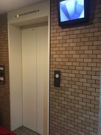 １Fエレベータ。エレベータ内部を確認できるモニターがあり安心です。 - Rental Space DECO 御徒町＆新御徒町 🌈1名様限定＆✨遮光スクリーンで映画館気分！設備沢山！の室内の写真