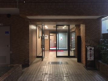 施設のエントランス部。防犯モニター設置で安心です。 - Rental Space DECO 御徒町＆新御徒町 🌈1名様限定＆✨遮光スクリーンで映画館気分！設備沢山！の室内の写真