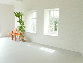 西側の出窓はモデルさんが座る事も可能 - STUDIO　UNFIL 154㎡の開放的飽きない拘りのシンプル空間。自然光◎テラス付きの室内の写真