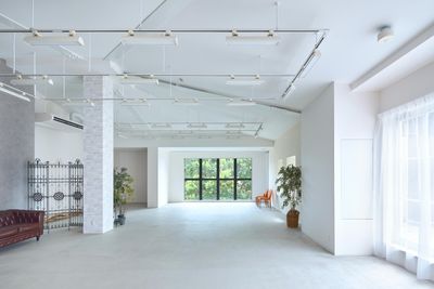 94㎡の広々とした空間
最大天井高約4ｍ - STUDIO　UNFIL 154㎡の開放的飽きない拘りのシンプル空間。自然光◎テラス付きの室内の写真