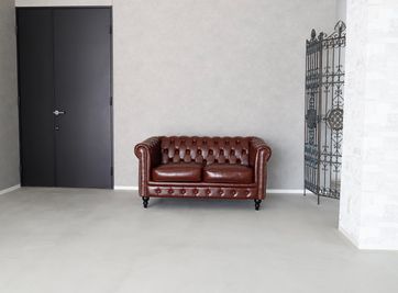 モルタル調の壁に
アンティーク調のソファがございます。 - STUDIO　UNFIL 154㎡の開放的飽きない拘りのシンプル空間。自然光◎テラス付きの室内の写真