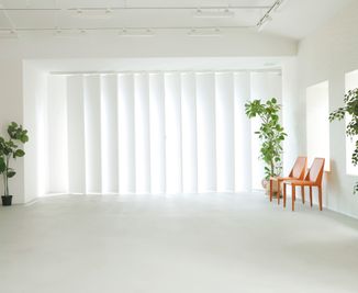 南側に可動式パネルあり
角度の調整も可能 - STUDIO　UNFIL 154㎡の開放的飽きない拘りのシンプル空間。自然光◎テラス付きの室内の写真