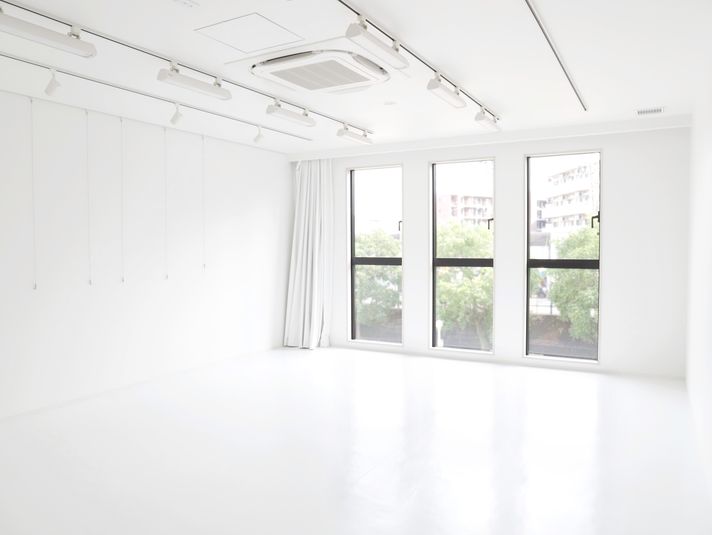 窓のある白ホリ風スタジオ。スポットライト、ピクチャーレール完備。 - STUDIO　UNFIL
