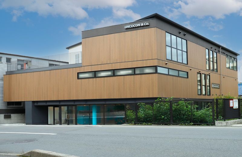 窓のある白ホリ風スタジオ。スポットライト、ピクチャーレール完備。 - STUDIO　UNFIL