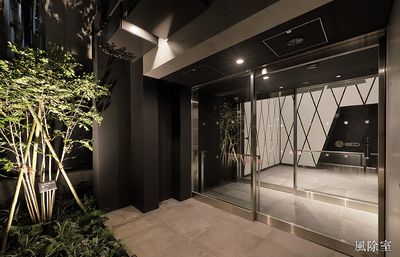 ●風除室
エントランスと風除室は、大通りの喧騒から奥まった場所に位置しています。 - アイビーカフェ横浜関内 全スペース／43㎡・～14名の入口の写真