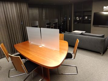 ●テーブル席
個性的な４人掛けのテーブルにパーテーションを設置しました。 - アイビーカフェ横浜関内 ワークスペース１席（共用席）の室内の写真
