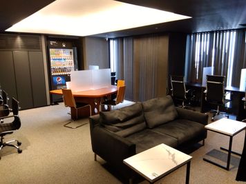 テーブル席、ソファー席を用意。 テレワーク、読書、勉強などにご利用ください。（貸切ではありません。撮影等不可。） - アイビーカフェ横浜関内