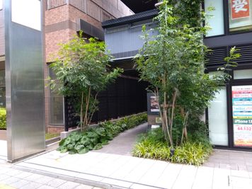 ●エントランスアプローチ
鎌倉街道（関内大通り）から奥に入り込む趣きのあるアプローチです。 - アイビーカフェ横浜関内 ワークスペース１席（共用席）の入口の写真