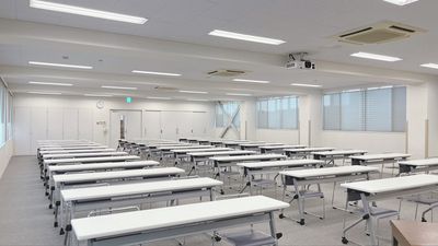 ☆室内換気扇付＆両サイドに窓がありますので、十分に換気出来ます。 - （公財）東京都助産師会館 レンタルスペース「講堂」の室内の写真