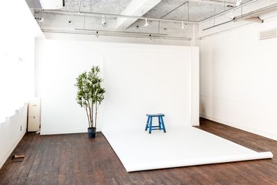 フルサイズ(2.7m幅*11m) 背景紙
白,藍色
2.5m高さ設置 - Luff Fukui Work & Studio スタジオの設備の写真