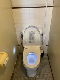 トイレは最新の自動開閉・自動水栓 - 割烹旅館　太田館 【大広間】多目的和室(30畳)の設備の写真