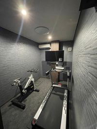 大型モニターのある完全個室の有酸素ルーム - Fitnear gym つくば店