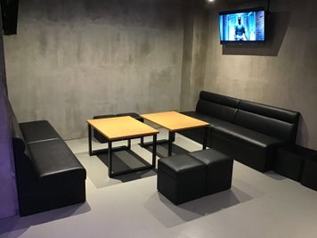 14名様までご利用可能なソファー席！
各シーンのパーティーで盛り上がること間違いなし⭐︎ - Bar Gate Mouse カラオケダーツバーの室内の写真