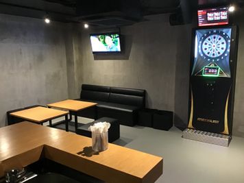 カラオケを歌いながらダーツも楽しむと自然と会話も弾みます⭐︎ - Bar Gate Mouse カラオケダーツバーの室内の写真