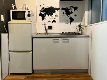 ２ドア冷蔵庫、電子レンジ、２口コンロ付キッチン、使用可能です。 - レンタルスペースedifice渋谷303 撮影スペース・ワークスペース・パーティースペースの室内の写真