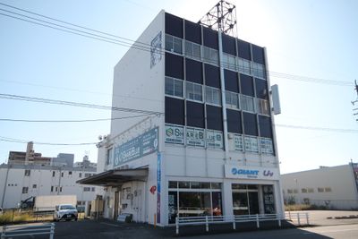建物外観、駐車場は12台ございます。 - SHARE BLUE一宮 【2F】コワーキングスペースの室内の写真