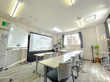 100インチの大型スクリーンとプロジェクター♪ - ダンスもできる貸し会議室　バファースペース  行徳駅前 ダンスもできる貸し会議室 バファースペース 行徳駅前の室内の写真