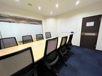 神戸三宮エリアの8名用会議室 8名用会議室の室内の写真