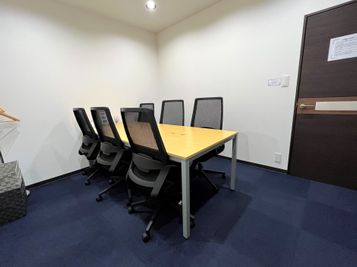 BIZcomfort神戸三宮 6名用貸会議室の室内の写真