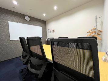 BIZcomfort神戸三宮 6名用貸会議室の室内の写真