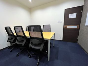 BIZcomfort神戸三宮 6名用貸会議室の室内の写真