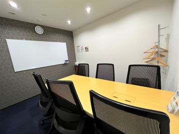 BIZcomfort神戸三宮 6名用貸会議室の室内の写真