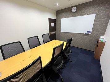 BIZcomfort神戸三宮 6名用貸会議室の室内の写真