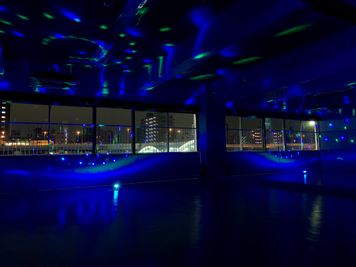 夜はLEDミラーボールの利用も可能です。
 - 【蔵前駅から徒歩1分】ムーンプレイス レンタルスタジオ スタジオ(ダンス・ヨガなど)の室内の写真