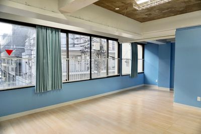 奥にもスペースがあります。奥のスペースもパーテーションで仕切ることが可能です。
 - 【蔵前駅から徒歩1分】ムーンプレイス レンタルスタジオ スタジオ(ダンス・ヨガなど)の室内の写真
