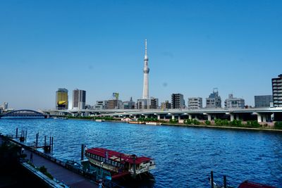 窓からはスカイツリーと隅田川が一望できます。夜になるとライトアップが美しいですよ。 - 【蔵前駅から徒歩1分】ムーンプレイス レンタルスタジオ スタジオ(ダンス・ヨガなど)の室内の写真