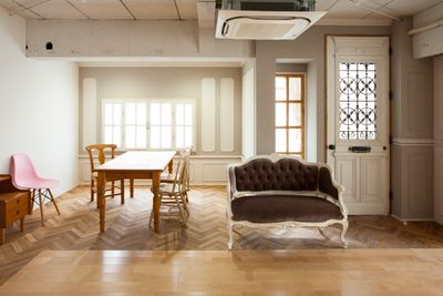 ヘリンボーンフローリング　ソファ - スタジオピノコ スタジオ・ピノコ　キッチン付き撮影スタジオの室内の写真