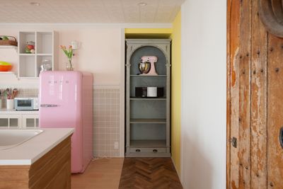 ピンクのsmeg冷凍冷蔵庫のある撮影スタジオ - スタジオ・ピノコ&デイジー スタジオ・ピノコ＆デイジー　ダブルキッチン付撮影スタジオ100㎡の室内の写真
