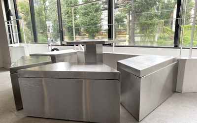 鉄製の六角形のローテーブル（移動可） - VIZ BAR&CAFE BAR＆CAFE 撮影レンタルスペースの室内の写真