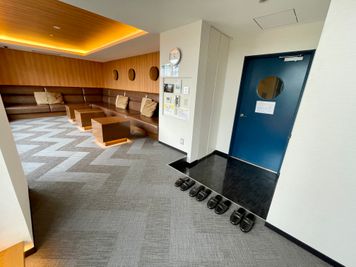 【土足禁止：入口でお靴を脱いでいただきます】 - ザ・パークハビオ新宿 屋上スペース（撮影・会議プラン【7:00~24:00】）の室内の写真