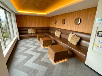 【2名がけソファが5つあり、ゆったりお座りいただけます】 - ザ・パークハビオ新宿 屋上スペースの室内の写真