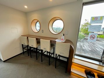 【ソファ席の反対側にはカウンター席もあり、電源コンセントもあります】 - ザ・パークハビオ新宿 屋上スペースの室内の写真