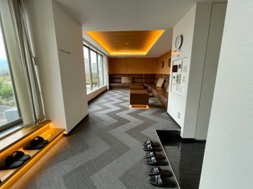 【ホテルのラウンジのような雰囲気】 - ザ・パークハビオ新宿 屋上スペースの室内の写真