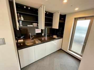 【カウンターのそばにはキッチンがあるので、手洗い場にお使いいただけます※調理は禁止です】 - ザ・パークハビオ新宿 屋上スペースの設備の写真