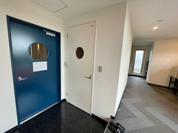 【トイレはスペース入口のすぐ横にございます】 - ザ・パークハビオ新宿 屋上スペースの設備の写真