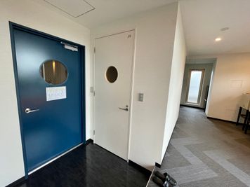 【トイレはスペース入口のすぐ横にございます】 - ザ・パークハビオ新宿 屋上スペース（撮影・会議プラン【7:00~24:00】）の設備の写真