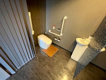 【トイレは男女共用×１です】 - ザ・パークハビオ新宿 屋上スペース（撮影・会議プラン【7:00~24:00】）の設備の写真