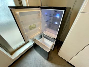 【キッチンにある冷蔵庫もご自由にお使いください※飲み物等の残置は禁止】 - ザ・パークハビオ新宿 屋上スペースの設備の写真