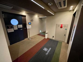 【エレベーターで7階まで上がり、目の前の「CRUISE CABIN」が当スペースです】 - ザ・パークハビオ新宿 屋上スペース（撮影・会議プラン【7:00~24:00】）の入口の写真