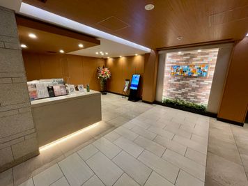 【広くて綺麗な1階ロビー】 - ザ・パークハビオ新宿 屋上スペース（撮影・会議プラン【7:00~24:00】）の入口の写真