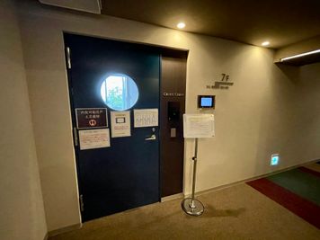 【スペース入口扉】 - ザ・パークハビオ新宿 屋上スペースの入口の写真